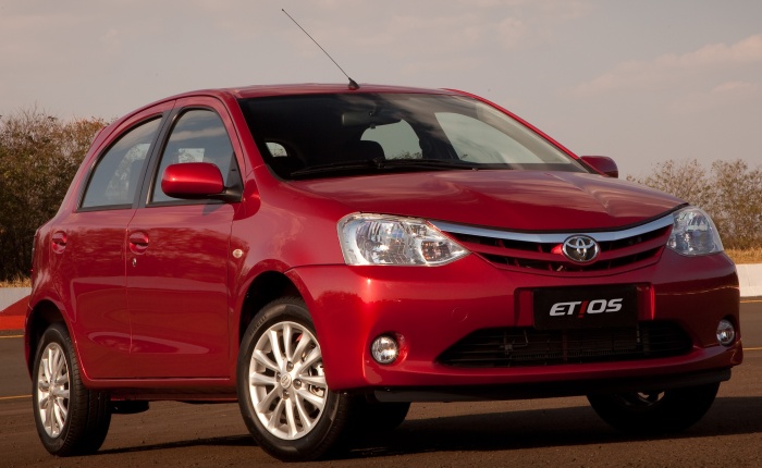 Toyota Etios HB 1.3 (etanol/gasolina): 8,5/12,5 km/l (cidade) e 9/13 km/l (estrada)